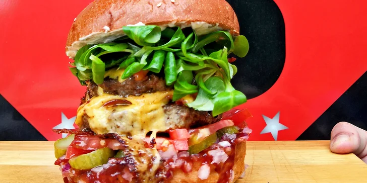 Parádní nálož: dvojitý cheeseburger se slaninou a domácí houskou pro 1 i 2 osoby