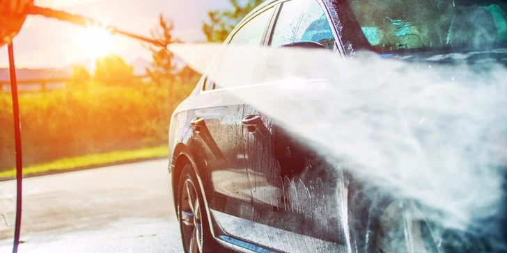 Kompletní ruční mytí vozu s tepováním sedaček v myčce Wash Cars