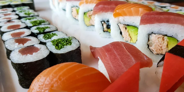 Japonská hostina: 60 ks sushi s lososem, tuňákem i avokádem, možný odnos s sebou