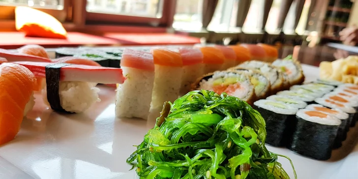 Japonská hostina: 60 ks sushi s lososem, tuňákem i avokádem, možný odnos s sebou