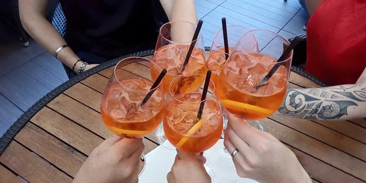 Osvěžení a vyhlídka: Aperol Spritz nebo limonáda a vstup do observatoře v Žižkovské věži