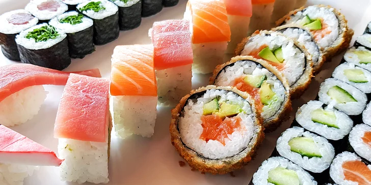 Japonská hostina: 60 ks sushi s lososem, tuňákem i avokádem, možný odnos s sebou