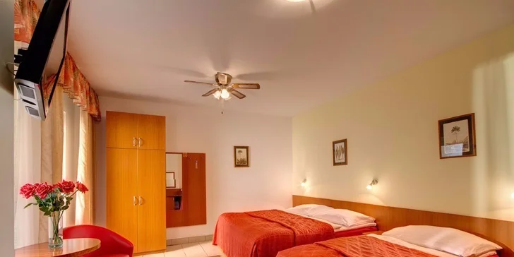 Pripravená pre vás bude pohodlná, moderne a účelne zariadená izba, ktorá má vlastný sprchový kút a WC, televíziu so satelitným príjmom, trezor, minibar a telefón.