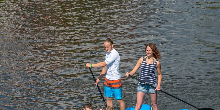 Hodinová plavba historickým Českým Krumlovem na paddleboardu, raftu nebo kánoi pro 1–6 osob