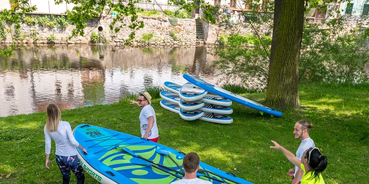 Hodinová plavba historickým Českým Krumlovem na paddleboardu, raftu nebo kánoi pro 1–6 osob