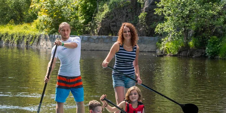 Hodinová plavba historickým Českým Krumlovem na paddleboardu, raftu nebo kánoi pro 1–6 osob