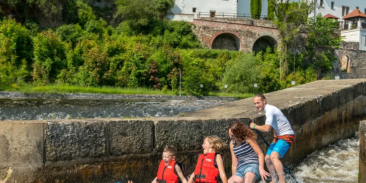 Hodinová plavba historickým Českým Krumlovem na paddleboardu, raftu nebo kánoi pro 1–6 osob