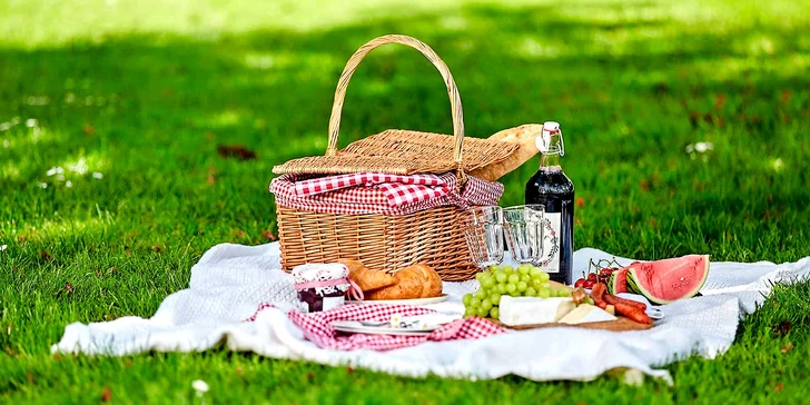 Piknik v přírodě pro pár či celou rodinu: řecký, vegetariánský či romantický s lahví prosecca