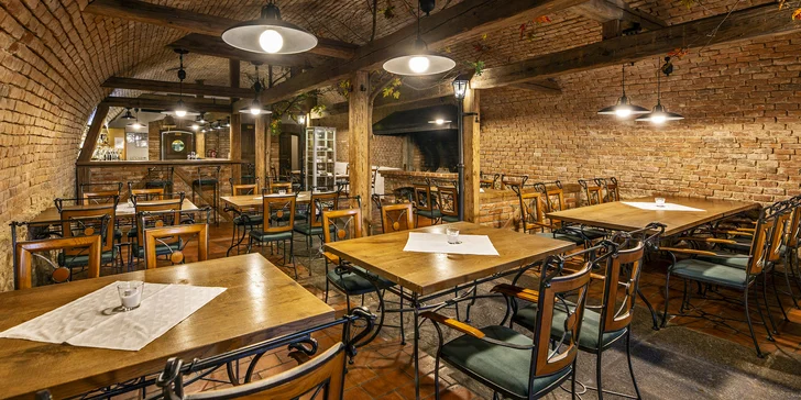 Krásná sklepní restaurace vznikla přestavbou pivovarských sklepů.