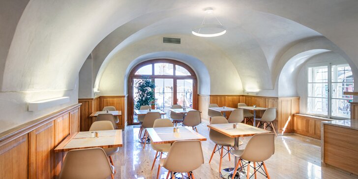 Pobyt na Malé Straně přímo pod Pražským hradem: moderní pokoje v historické budově a snídaně