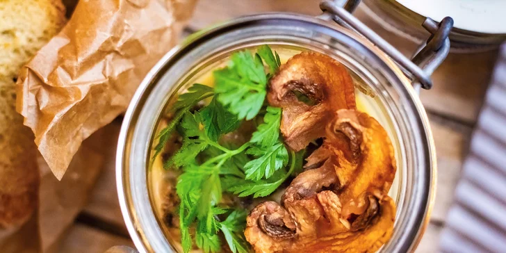 3chodové menu pro dva: telecí rilletes, kachní prso nebo salát a ananasové carpaccio se sorbetem