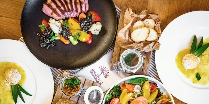 3chodové menu pro dva: telecí rilletes, kachní prso nebo salát a ananasové carpaccio se sorbetem