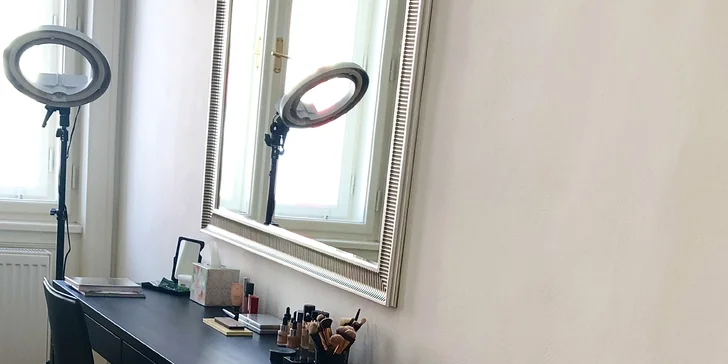 Pečujte o své nehty: manikúra s výživnými bázemi, masáží rukou či lakováním a zpevnění nebo prodloužení nehtů