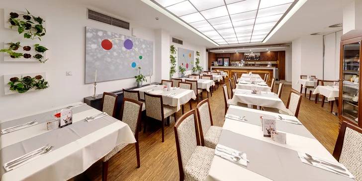 3chodové menu pro dva: telecí rilletes, kachní prso nebo salát a ananasové carpaccio se sorbetem
