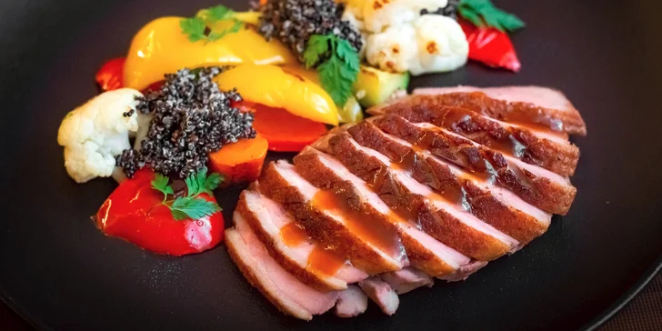 3chodové menu pro dva: telecí rilletes, kachní prso nebo salát a ananasové carpaccio se sorbetem