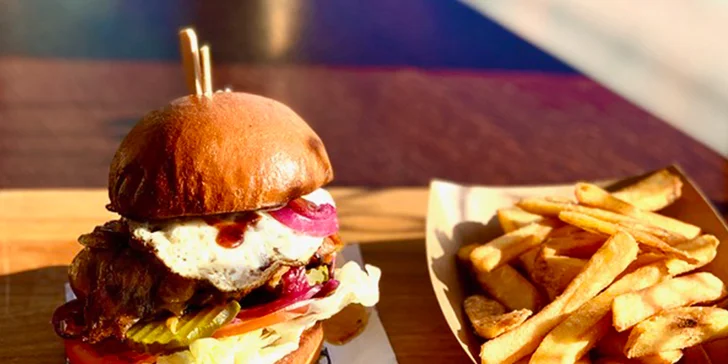 Královské burger menu z Králova Pole: 180 g masa s čedarem a slaninou, hranolky a nápoj dle výběru