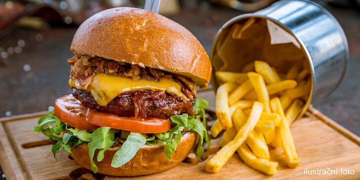 Královské burger menu z Králova Pole: 180 g masa s čedarem a slaninou, hranolky a nápoj dle výběru