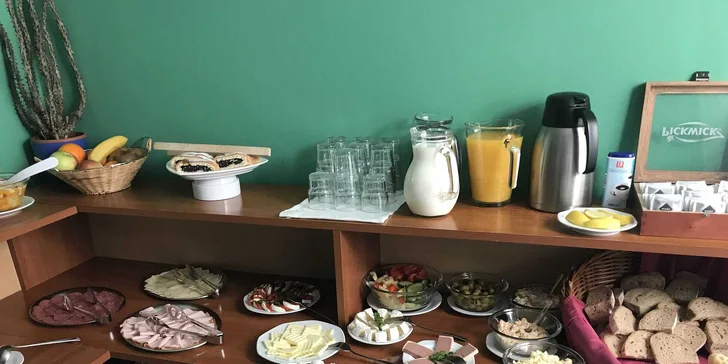 Odpočinek v centru Karlových Varů: pobyt se snídaní, slevou na masáž a sektem