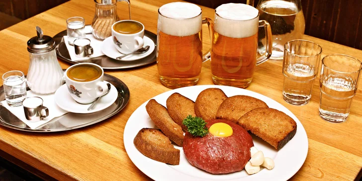 300 nebo 500 g hovězího tataráku z býčka, vydatná porce topinek i pivo