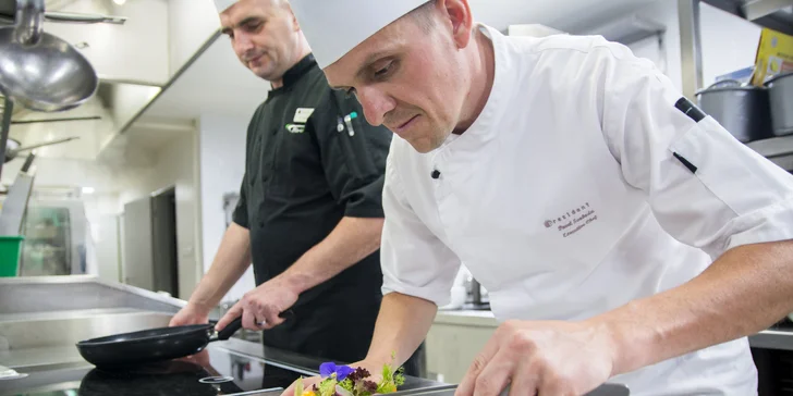 Wellness i lázeňský pobyt v oceňovaném hotelu ve Varech: bazény, sauny, procedury a polopenze