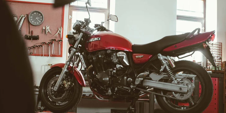 Kontrola motorky či skútru i s výměnou motorové náplně: brzdy, baterka, pneu, řetěz, tlumiče