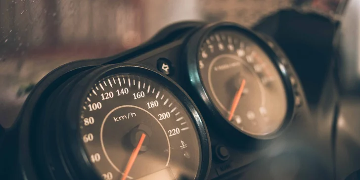 Kontrola motorky či skútru i s výměnou motorové náplně: brzdy, baterka, pneu, řetěz, tlumiče