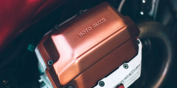 Kontrola motorky či skútru i s výměnou motorové náplně: brzdy, baterka, pneu, řetěz, tlumiče