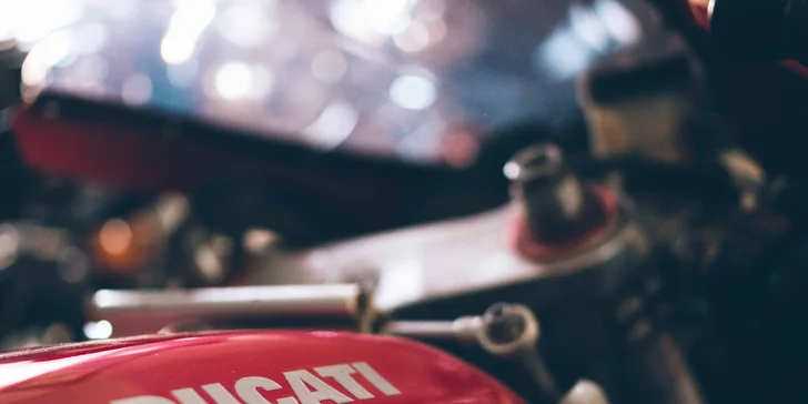 Kontrola motorky či skútru i s výměnou motorové náplně: brzdy, baterka, pneu, řetěz, tlumiče