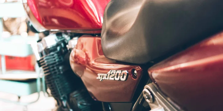 Kontrola motorky či skútru i s výměnou motorové náplně: brzdy, baterka, pneu, řetěz, tlumiče