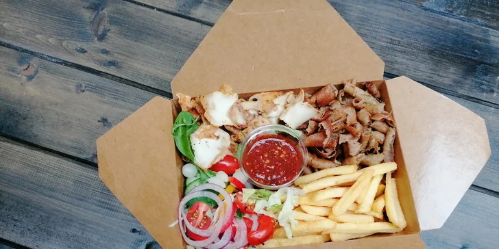 Street box s hranolky, kebab talíř i dürüm s nápojem kousek od Palmovky