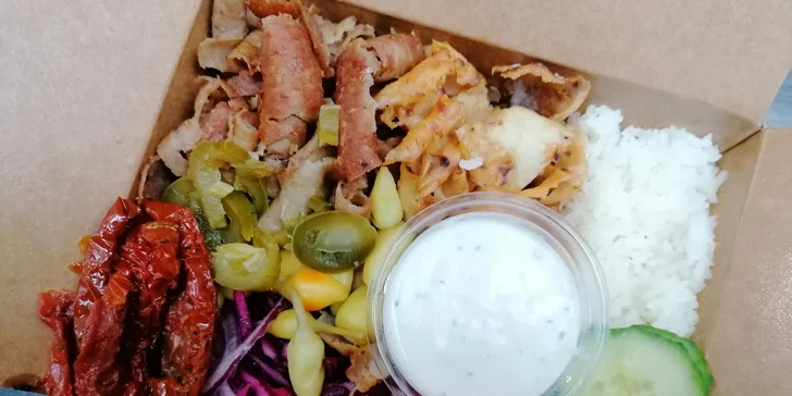 Street box s hranolky, kebab talíř i dürüm s nápojem kousek od Palmovky
