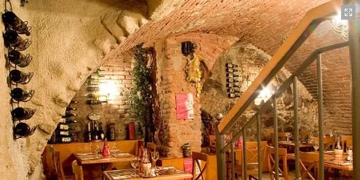 519 Kč za večeři pro 2 v Pizza Coloseum v původní hodnotě 961 Kč. Masíčko, těstoviny, dezerty i víno se slevou 45 %.