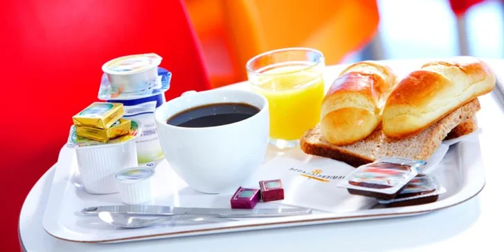 Posnídáte tu bagetu, sladké pečivo, croissant, kávu, čaj, cappuccino, čokoládu, džus, máslo, džem, med, nutelu nebo třeba cereálie.
