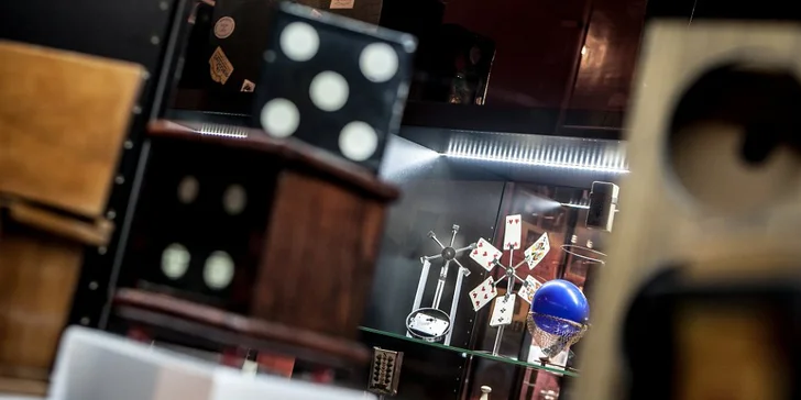Vstup do muzea s expozicí magických propriet i na kouzelnické představení