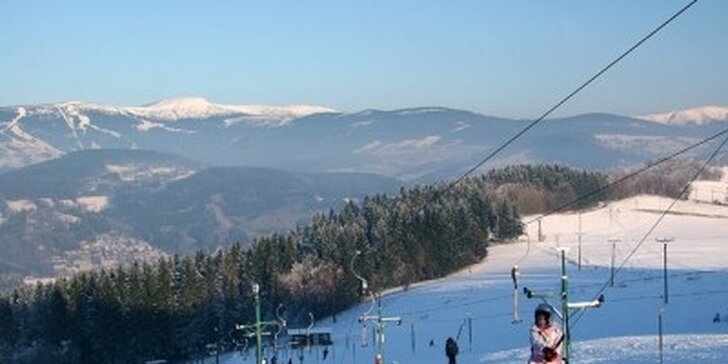 144 Kč za celodenní skipas do areálu Větrov v ceně 240 Kč. Skvělé lyžování v Krkonoších pro dospělé i pro děti.