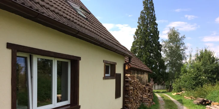 Samota u Budějovic pro partu i větší rodinu: zrekonstruovaný statek, kryté posezení a gril, rozlehlá zahrada