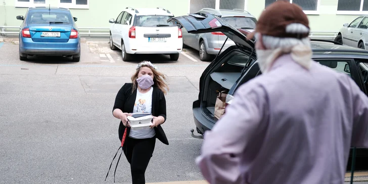 Pomozte osamělým seniorům: příspěvek na zajištění teplých obědů s dovozem až ke dveřím