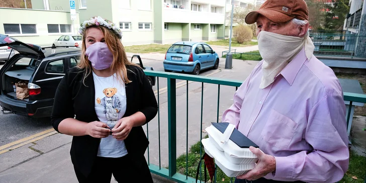 Pomozte osamělým seniorům: příspěvek na zajištění teplých obědů s dovozem až ke dveřím