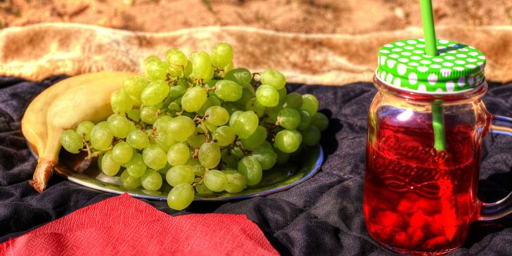 Piknik v přírodě pro pár či celou rodinu: řecký, vegetariánský či romantický s lahví prosecca