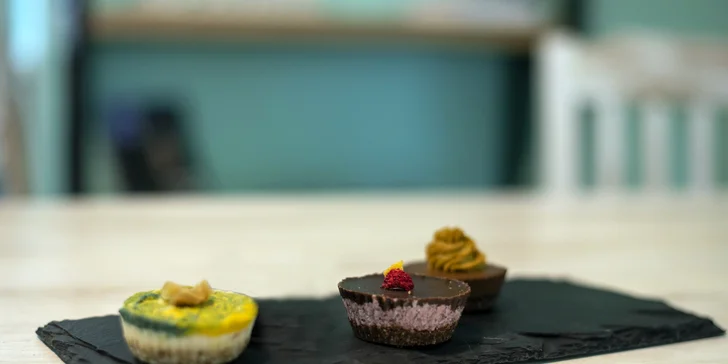 Kolekce raw mini dezertů: 3 letní ovocné příchutě, celkem 9 ks košíčků