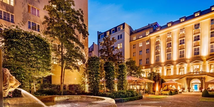 5chodová večeře s lahví vína podávaná v barokní zahradě restaurace Le Grill pro 2 osoby
