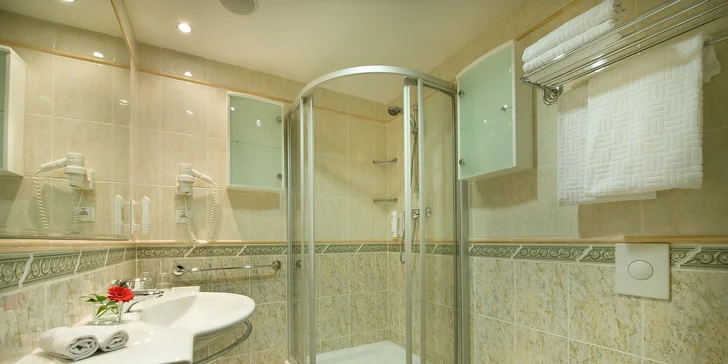 Pobyt ve 4* hotelu na Václavském nám.: snídaně i večeře a okružní jízda