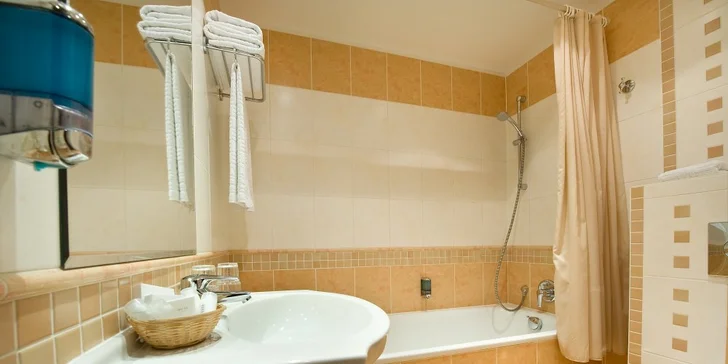 Pobyt přímo v centru dění: 4* hotel na Václavském nám. se snídaní, okružní jízdou i grilováním