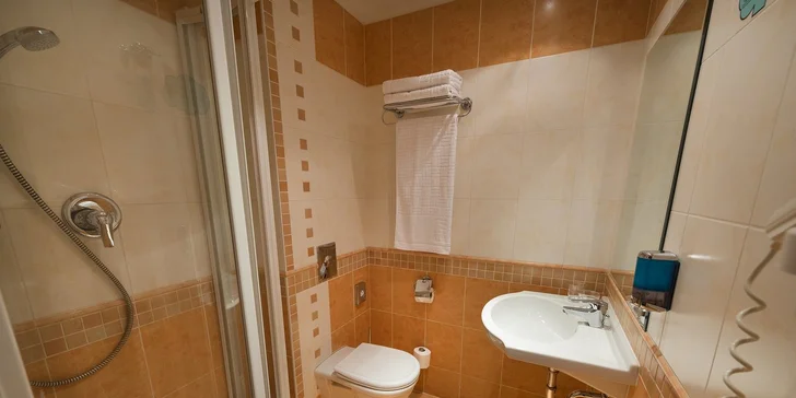 Pobyt přímo v centru dění: 4* hotel na Václavském nám. se snídaní, okružní jízdou i grilováním