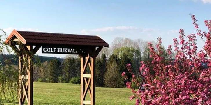 Golf pod hradem Hukvaldy: 3–4 hodiny na greenu i pro 2 osoby, lekce s trenérem a hra