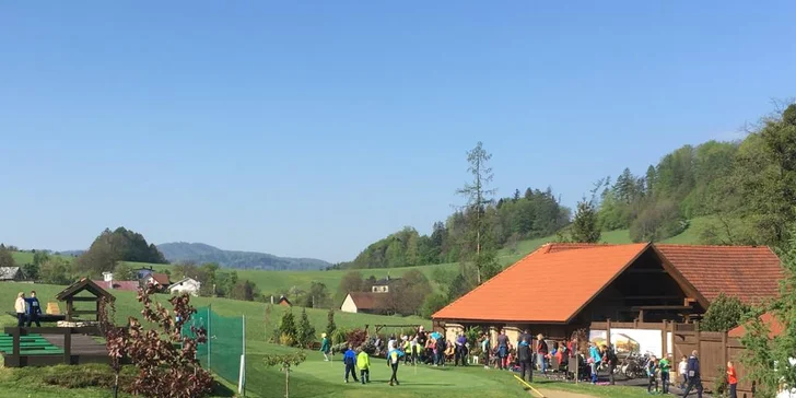 Golf pod hradem Hukvaldy: 3–4 hodiny na greenu i pro 2 osoby, lekce s trenérem a hra