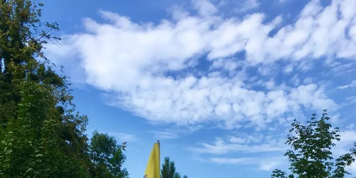 Golf pod hradem Hukvaldy: 3–4 hodiny na greenu i pro 2 osoby, lekce s trenérem a hra