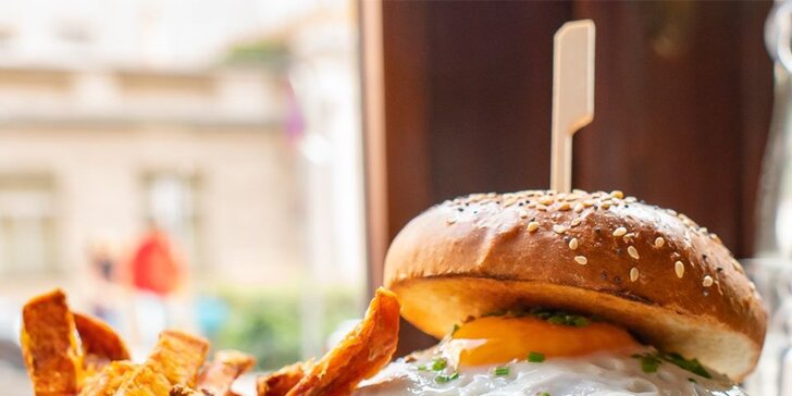 Menu z restaurace v centru Prahy: burger nebo quesadilla, hranolky a nápoj pro 1 či 2, odnos s sebou