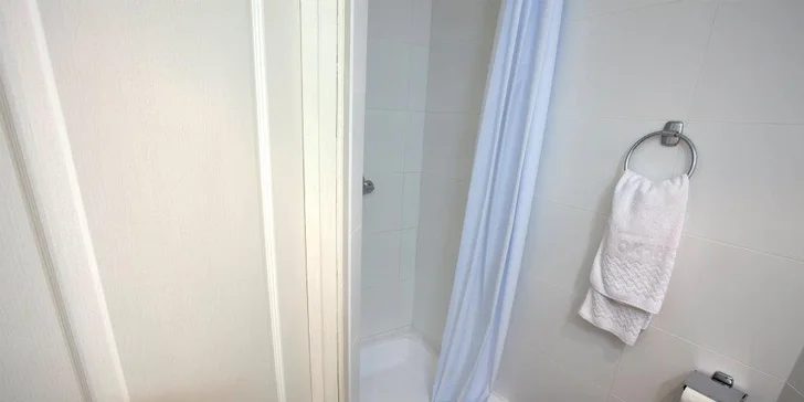 Pobyt pro dva na Malé Straně se snídaní a třeba i 6chodovou večeří s vinným párováním