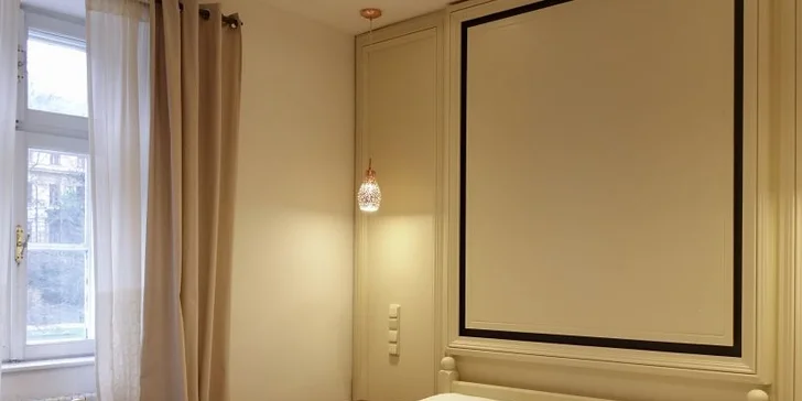 Pobyt pro dva na Malé Straně se snídaní a třeba i 6chodovou večeří s vinným párováním